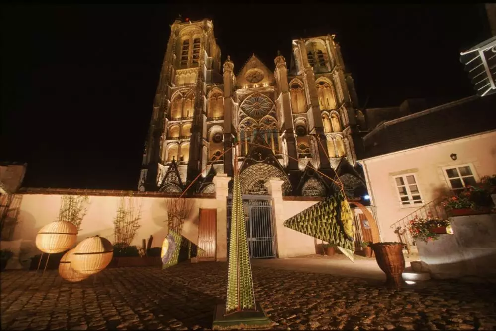 Photographie de la fa&ccedil;ade de la Cath&eacute;drale de Bourges de nuit depuis la cour du Parvis des M&eacute;tiers